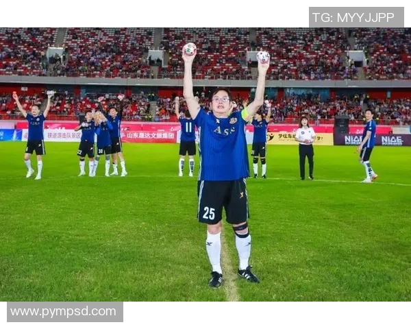 自带美瞳的足球明星们如何在绿茵场上绽放个人魅力与风采